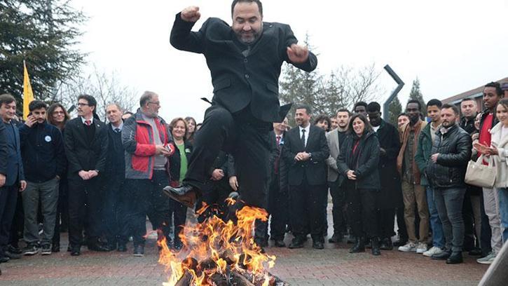 Nevruz ateşinden atlayıp demir dövdüler