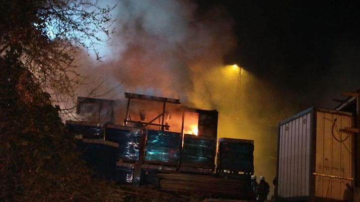 Üsküdar’da işçi konteyneri alev alev yandı
