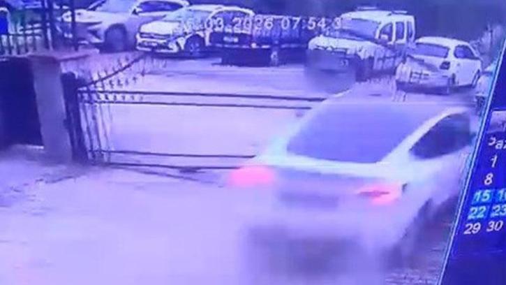 Otomobilin sitenin demir kapısını kırdığı kaza anı kamerada