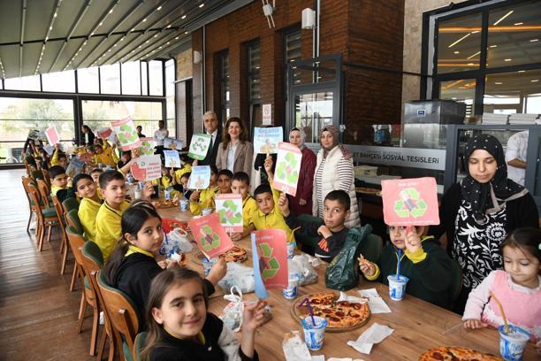 Atık pil toplayan öğrencilere pizza ikramı