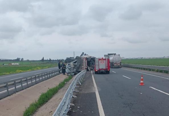 Mardin’de sac yüklü TIR devrildi