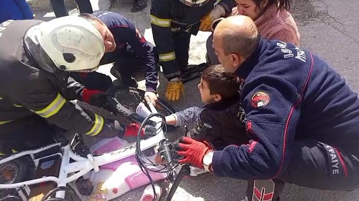 Ayağı bisiklete sıkışan çocuğu itfaiye kurtardı