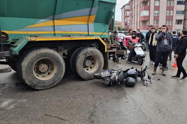 Kavşakta kamyonla çarpışan motosiklete iki kişi yaralandı