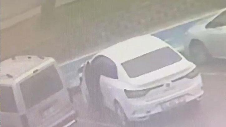 Bursa'da araçlardan eşya çalan hırsız yakalandı; o anlar kamerada