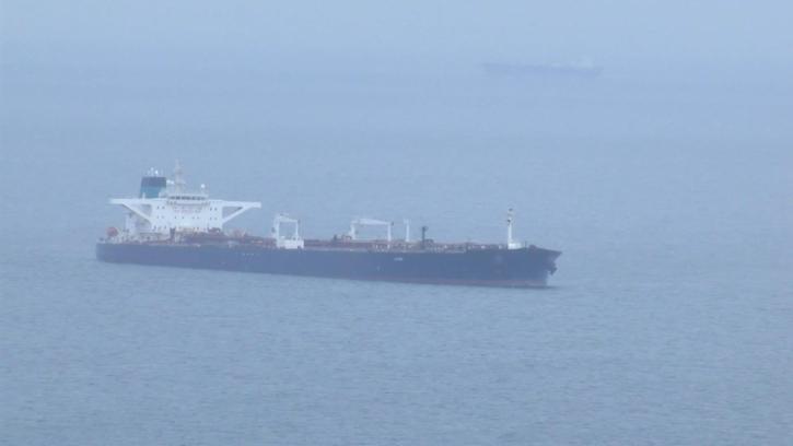 Karadeniz'de saldırıya uğrayan petrol tankeri Türkeli Demirleme Sahası'na çekildi