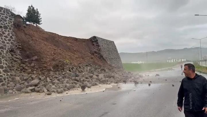 Şırnak'ta istinat duvarının yıkıldığı anlar kamerada