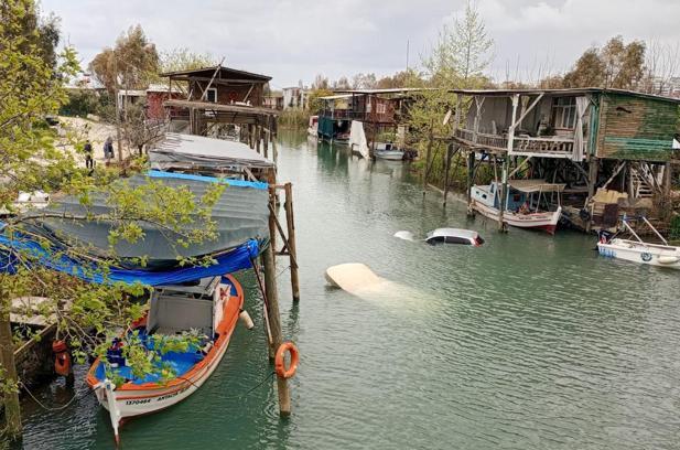 Otomobiliyle dereye uçtu