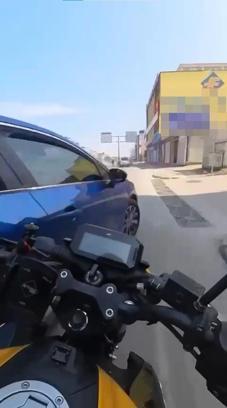 Otomobille çarpışıp elektrik panosuna savrulan motosikletin sürücüsü yaralandı