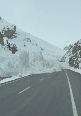 Van-Hakkari kara yoluna çığ düştü, araçlar mahsur kaldı