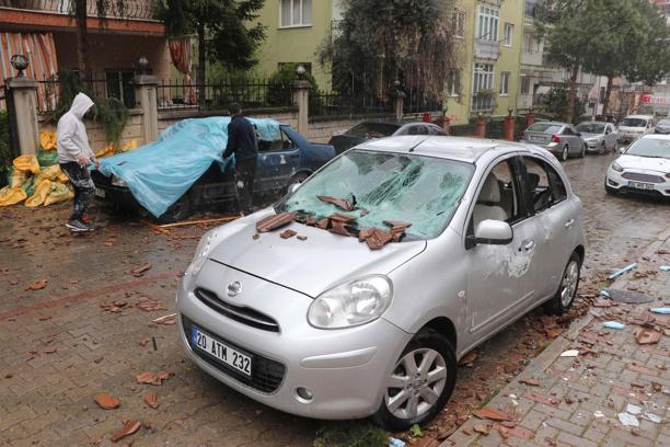 Denizli'de kuvvetli rüzgar; ağaçlar devrildi, çatılar uçtu