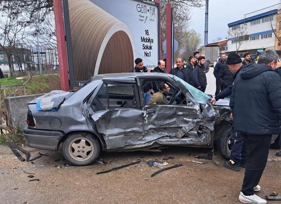 Kamyonet ile otomobil çarpıştı; 2'si bebek 9 yaralı