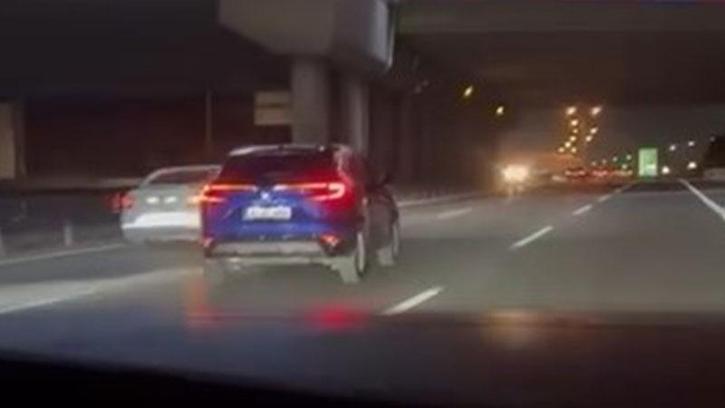 Pendik Tem Otoyolu'nda trafiği tehlikeye atan otomobil sürücüsü kamerada