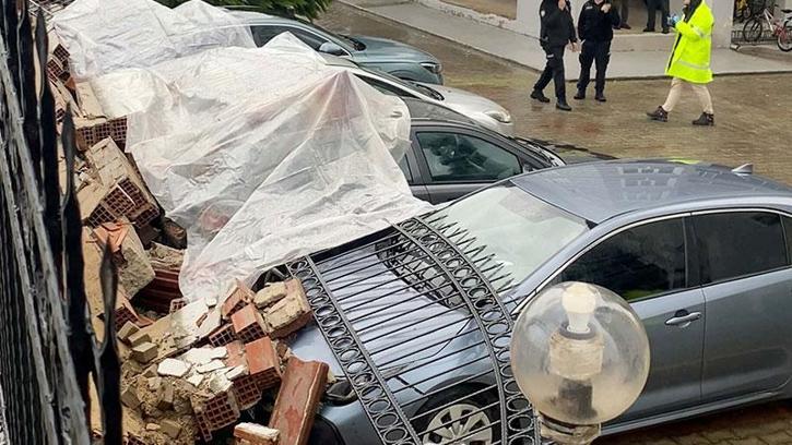 Aydın'da istinat duvarı çöktü; 4 otomobil hasar gördü