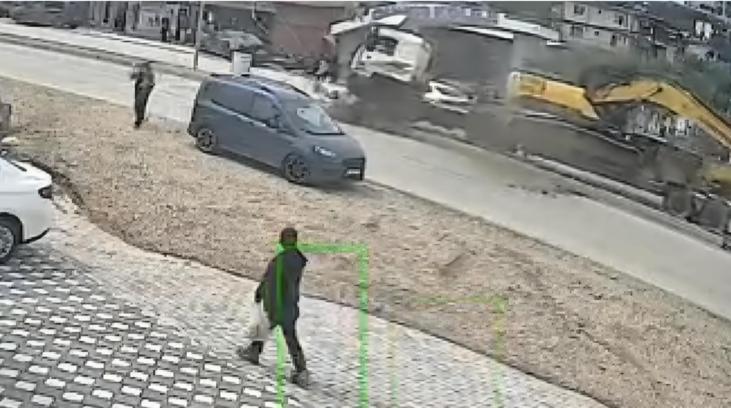 Hatay'da TIR'ın refüje çıktığı anlar kamerada