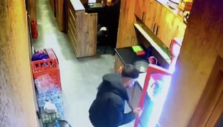 Beyoğlu’nda uyuyakalan kişinin cep telefonunu çalıp oyun oynamaya devam etti