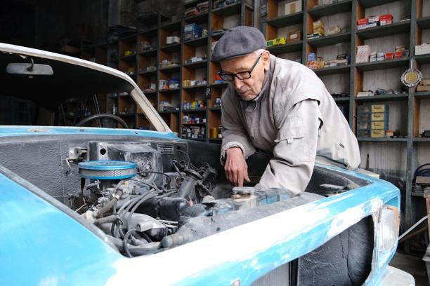 90 yaşındaki Anadol ustası, araçları yeniden trafiğe çıkarıyor