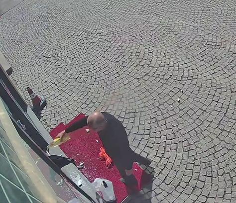 Camını kırdığı eczaneyi yakmaya çalışan eczacı gözaltına alındı