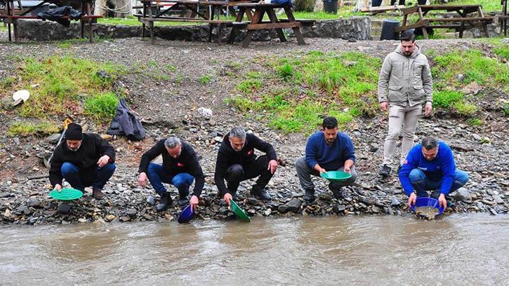 Sosyal medyada toplanan altın avcıları, yağışa rağmen İzmir'de derede altın aradı