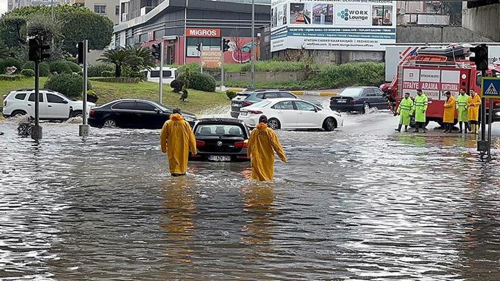 Adana’da sağanak nedeniyle yollar göle döndü