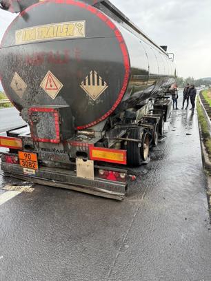 Otoyolda asfalt yüklü tanker yandı