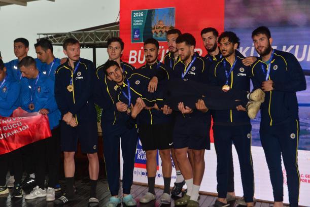 Fenerbahçe, Büyükler Türkiye Kupası Kürek Yarışları'nda kadın ve erkeklerde birinci oldu