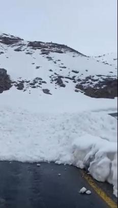 Uludere’de çığ düştü, yol kapandı