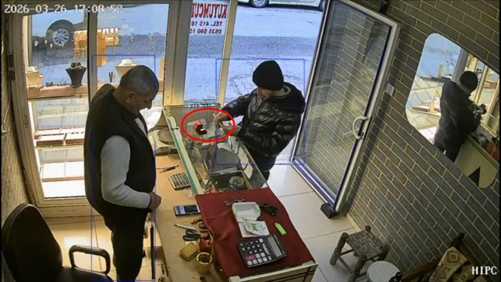Girdiği kuyumcuda 60 bin liralık yüzüğü alıp kaçtı; olay kamerada