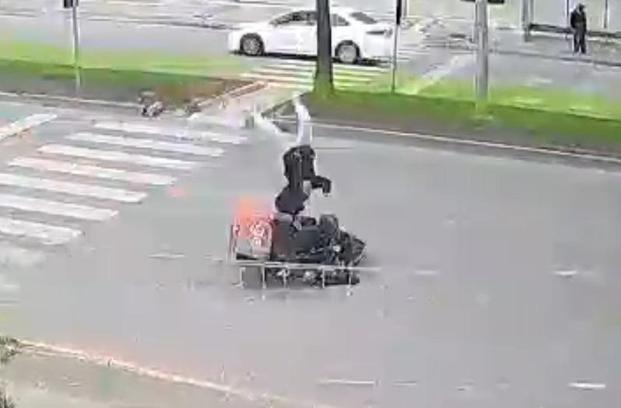 Mersin'de motokuryenin yaya geçidinde çocuğa çarptığı kaza kamerada: 1 yaralı