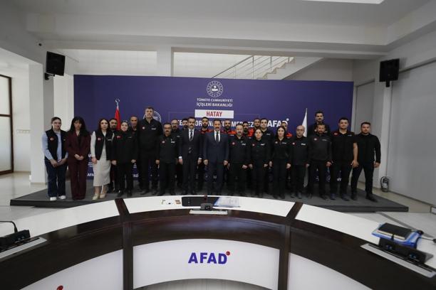 Hatay Valisi Mustafa Masatlı AFAD personellerine rütbe taktı