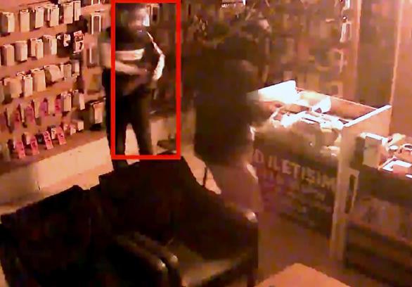 Kaldırım taşıyla kırdıkları vitrinlerdeki cep telefonu ve elektronik ürünleri çaldılar