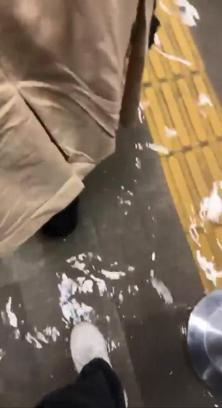 İstanbul - Mecidiyeköy metro alt geçidini su bastı; vatandaşlar yürümekte zorlandı