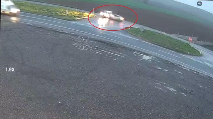 Otomobil ile hafif ticari aracın çarpıştığı kaza kamerada: 1'i ağır 4 yaralı