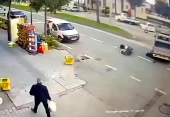 Kamyonete çarpan motosiklet sürücüsü hayatını kaybetti; kaza kamerada