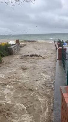 Bursa'da sağanak ve fırtına; muhtar dozerle kanal açtırdı