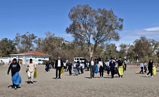 Lara Sahili'nde öğrencilerden temizlik