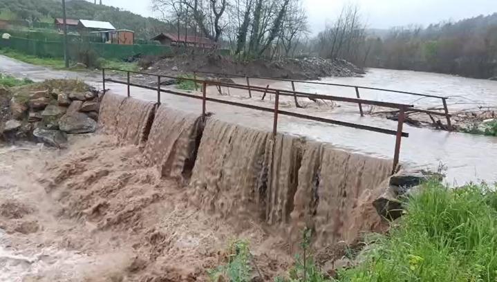 Bursa’da sağanak ve fırtına; dereler taştı, köprü ulaşıma kapandı