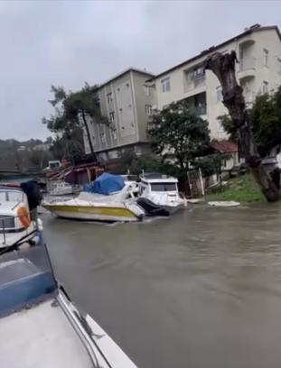 İstanbul - Beykoz'da yağış etkili oldu; sürücüler ilerlemekte güçlük çekti, tekneler sürüklendi