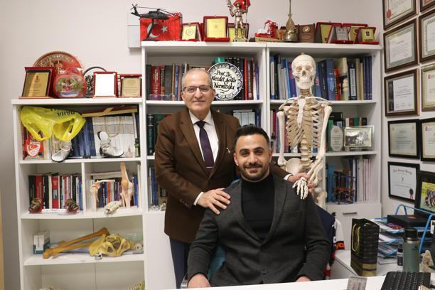 Ameliyatını yapan doktorun ilgisinden etkilenip aynı mesleği seçti, 20 yıl sonra buluştu