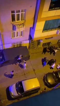 Sultangazi'de bir kişinin yaralandığı kavgadan kurtulmak için minibüsün üzerine çıktı