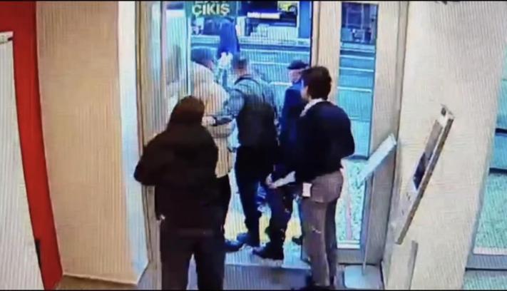 İstanbul - Beşiktaş’ta silahlı saldırganın bankayı bastığı anlar güvenlik kamerasında: Tutuklandı