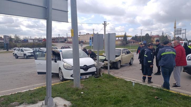 Sivas'ta otomobiller çarpıştı: 4 yaralı