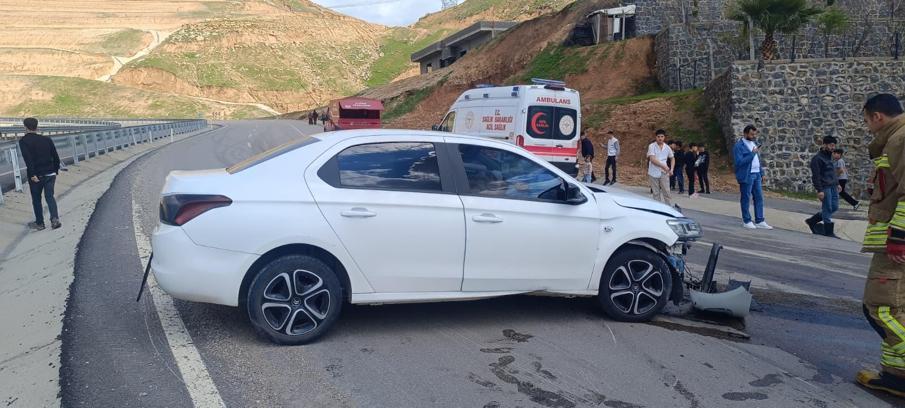 Şırnak’ta otomobil bariyerlere çarptı: 3 yaralı