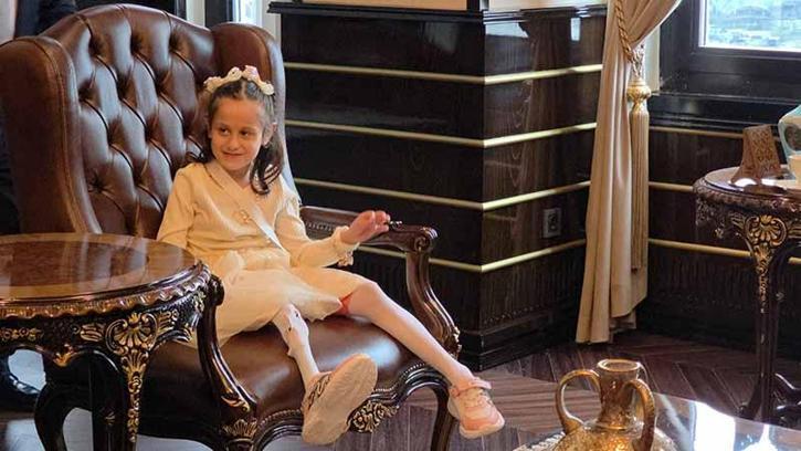 Depremde ailesini kaybeden Zeynep, protez bacağıyla hayata tutundu