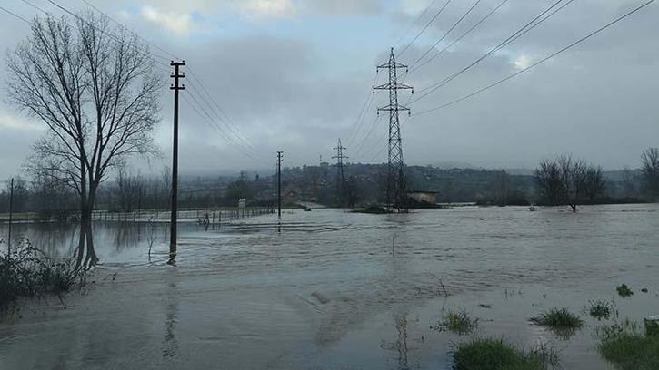 Çanakkale'de Kocabaş Çayı taştı; tarım arazileri sular altında kaldı