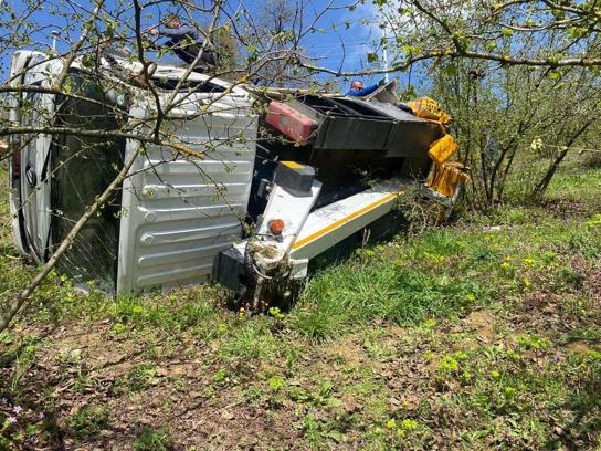 Şoförünün kalp krizi geçirdiği kamyonet, fındık bahçesine devrildi