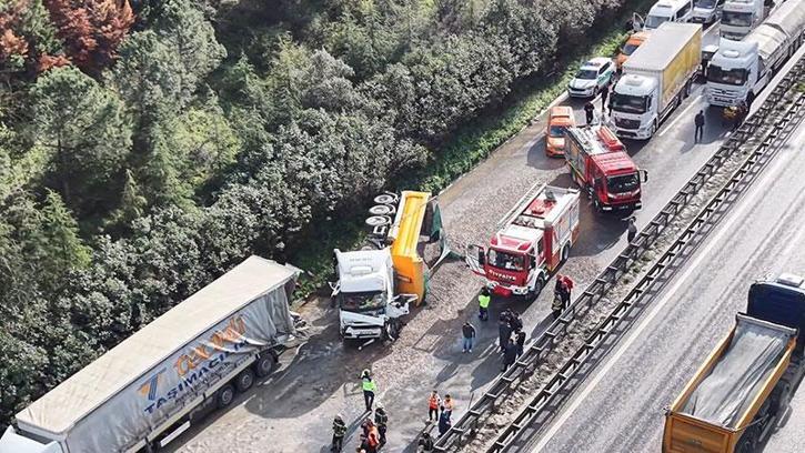 TEM’de 2 TIR, tanker ve otomobil çarpıştı: 2 ölü