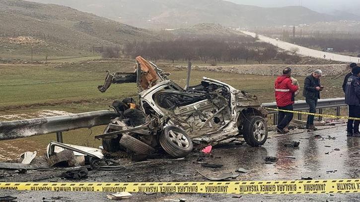 Malatya'da otomobil ile TIR çarpıştı: 3 ölü, 1 yaralı