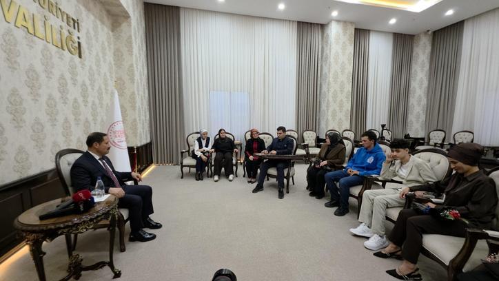 Özel bireylerden kanun dinletisi ve anlamlı resim hediyesi