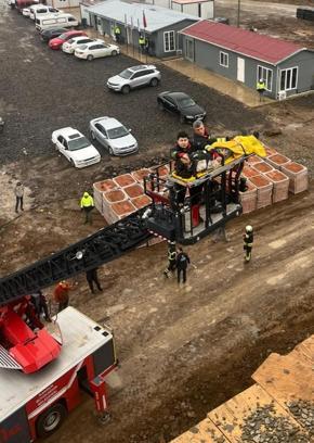 İnşaattan düşen işçi yaralandı; vinçle kurtarma çalışmaları kamerada