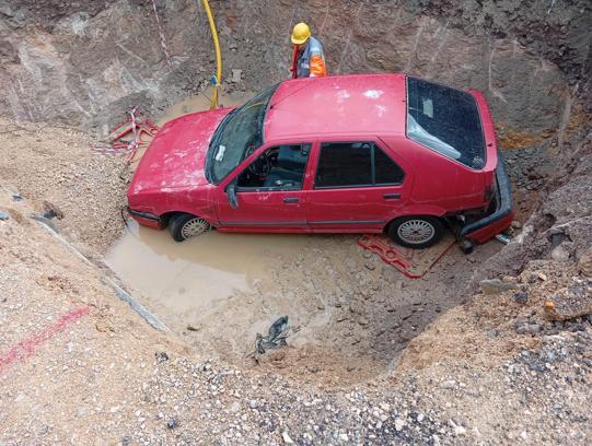 Otomobil yoldaki çukura düştü